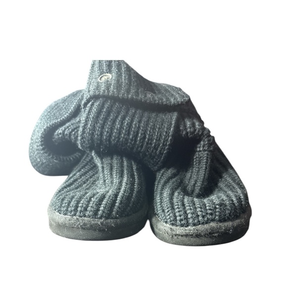 Children’s UGGS | Black | Size 4 - Picture 2 of 5